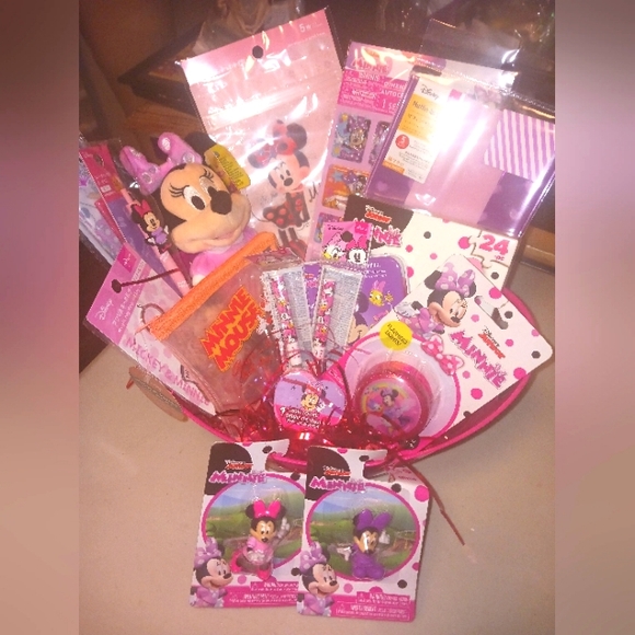 NWT Disney minnie mouse & friends gift basket,& puzzel picture frame decor - Picture 12 of 13